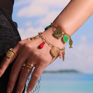 Kleurrijke emaille bedelarmband en ringenset voor zomerse strandvakanties