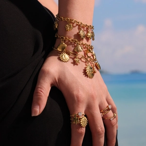 18k vergoldetes Ozean-Armband mit Seestern-Anhängern und grünen Edelsteinringen