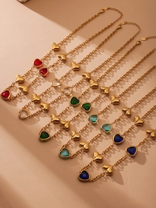 Detalle del collar de corazón chapado en oro 18k con piedras de cristal checo y cierre