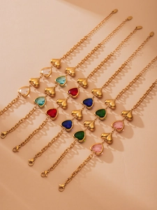 Detalle de pulseras de corazón bañadas en oro de 18k con piedras de cristal checo de colores