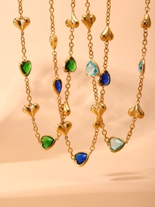 Detalle de collares y pulseras con piedras de cristal checo de corazón en oro de 18k