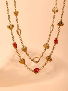 Detalle del collar bañado en oro de 18k con piedras de cristal checo rojas y transparentes