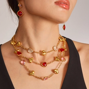 Conjunto de joyas de corazón de lujo con cadena de oro en capas y piedras de cristal