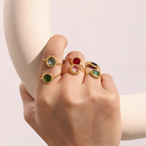Minimalistische Ringe mit 18k Vergoldung und bunten runden böhmischen Glassteinen