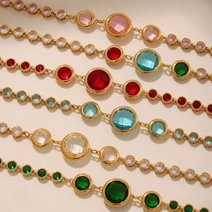Détail de bracelets de cheville en verre tchèque coloré avec charmes en cristal facetté