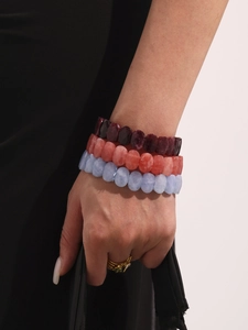 Détails de bracelets en pierres naturelles facettées et bague dorée design