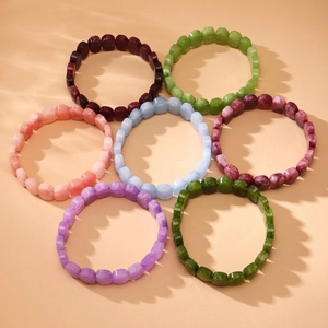 Bracelets en perles de pierre naturelle colorées aux teintes vives et design carré