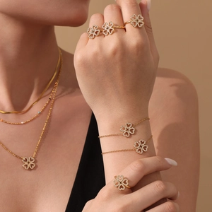 Set di gioielli quadrifoglio in zircone 5A dorato con foglie a cuore su collana e anello