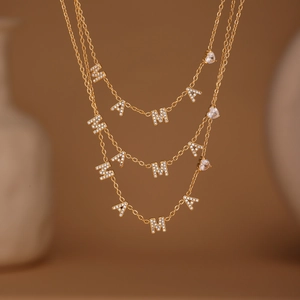 Collana MAMA a tre strati placcata oro 18k con pendenti a cuore e pietre di zircone 5A