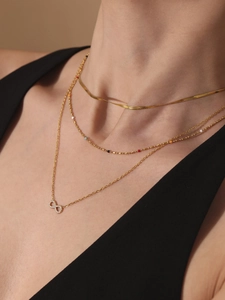 Collier doré à trois rangs avec perles colorées et pendentif infini serti de zircons
