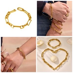 Detail eines 18 Karat vergoldeten geometrischen Rechteck-Gliederkettenarmbands mit Verschluss