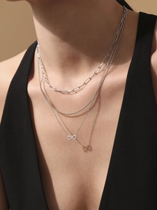 Gros plan du collier infini plaqué or 18 carats avec zircons et chaînes à plusieurs rangs