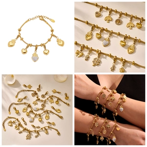 Detalle de pulsera de dijes en acero chapado en oro 18k con árbol de la vida y circón