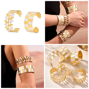 Dettaglio polsino a foglia di alloro placcato oro 18k e bracciale a rilievo geometrico