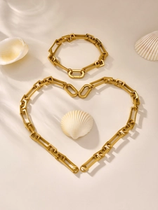 Detail von 18 Karat vergoldetem geometrischem Ketten-Schmuckset mit Halskette und Armband