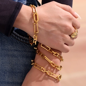 18k vergoldetes Büroklammer-Kettenarmband und strukturierter Sonnenstrahl-Ring am Model