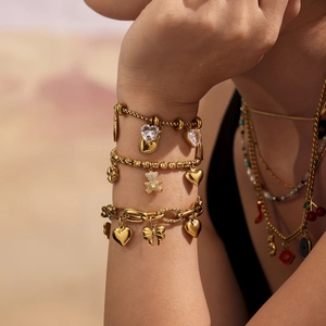 Bracciale multistrato in acciaio placcato oro 18k con orsetto e ciondoli a cuore