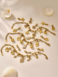 Colgantes dorados de acero inoxidable con árbol de vida y trébol sobre fondo marino