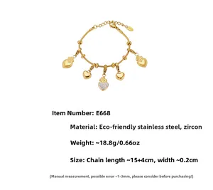 Detalle de la pulsera de acero inoxidable dorado con dijes de corazón de circón y medidas
