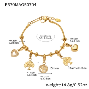 Detalle de pulsera de acero inoxidable chapada en oro de 18K con dijes de árbol y corazón