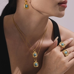 Gehämmertes Gold-Schmuckset mit Türkis-Anhängern an Halskette, Ohrringen und Ringen