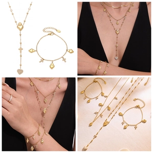 Dettaglio della collana a Y e bracciale con ciondolo a cuore in acciaio inossidabile dorato