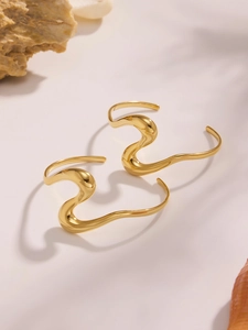 Detalle de dos pulseras abiertas chapadas en oro 18k con textura pulida y diseño curvo en S
