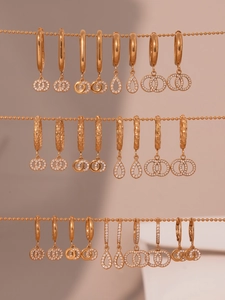 Detail van 18k goud vergulde roestvrijstalen hangende oorbellen met zirkoon kristallen
