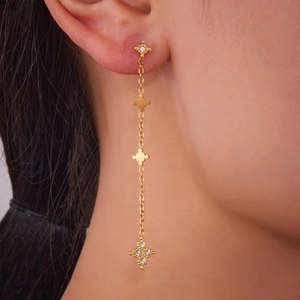 Pendientes largos de acero chapado en oro con borlas y estrellas de circonita brillante