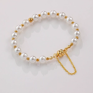 Elegante pulsera de perlas con cierre magnético chapado en oro 14k y cadena de seguridad