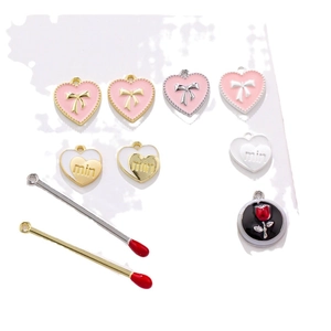 Assortiment de breloques cœur et allumette en émail pour bijoux DIY en rose et doré