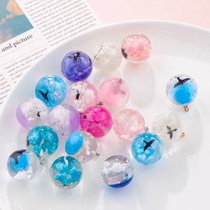 Détails de pendentifs en résine lumineuse avec nuages et oiseaux en couleurs variées