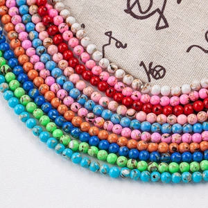 Primer plano de cuentas de concha coloridas con textura natural para joyería DIY
