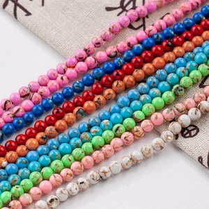 Primer plano de cuentas redondas de concha multicolor de 4-12mm para bisutería artesanal