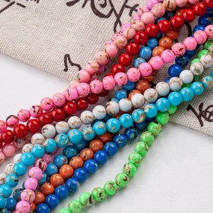 Primer plano detallado de cuentas redondas multicolor en turquesa para crear joyería