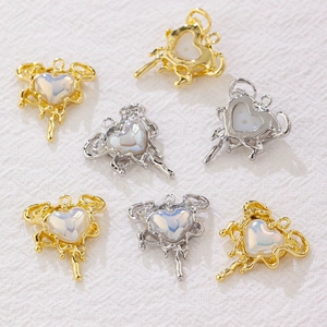 Détails de pendentifs en cœur de lave liquide avec pierres irisées en or et argent