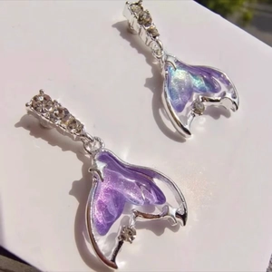 Détail macro du pendentif queue de sirène en résine violette avec strass brillants