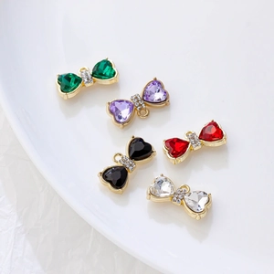 Détails macro de pendentifs nœuds en alliage avec cristaux de zircon colorés