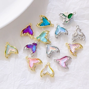 Détails macro de breloques queue de sirène en émail dégradé avec strass pour bijoux DIY