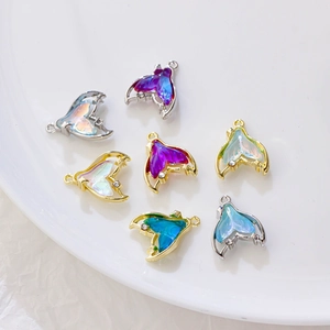 Détails de pendentifs en queue de sirène émaillée colorée avec petit cristal brillant