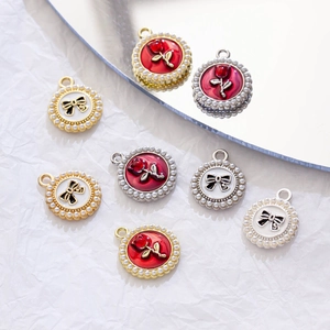 Details von Legierungsanhängern mit roter Rose und schwarzer Schleife mit Perlenverzierung