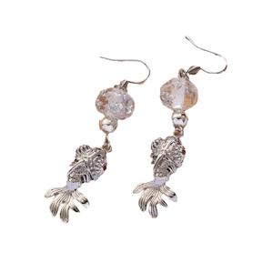 Versilberte Koi-Fisch-Ohrringe mit transparenter Goldfolienperle und elegantem Design