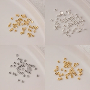 Vista macro di distanziatori quadrati in oro e argento per la creazione di gioielli fai da te