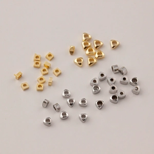 Perline geometriche lucide oro e argento per gioielli fai-da-te in forme quadrate e triangoli