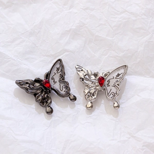 Schmetterling-Perlen mit Kalligraphie und roten Strasssteinen für DIY Schmuck