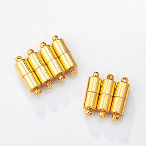 Fermoirs magnétiques cylindriques dorés pour colliers et bracelets DIY sur fond blanc