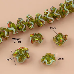 Grüne Lampwork-Glasperlen in Wellenform mit bunten Wirbelmustern für DIY-Schmuckherstellung