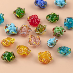 Makroaufnahme bunter Wellenperlen aus Lampwork-Glas für DIY-Schmuck und Bastelarbeiten