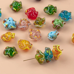 Nahaufnahme bunter Lampwork-Glasperlen mit Wellenrand für DIY-Schmuckzubehör