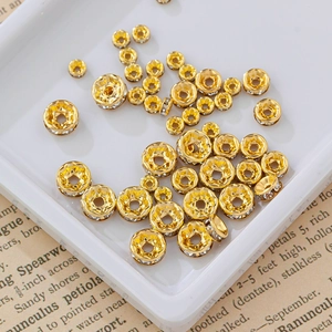 Vista detallada de cuentas espaciadoras doradas con circonitas para joyería DIY